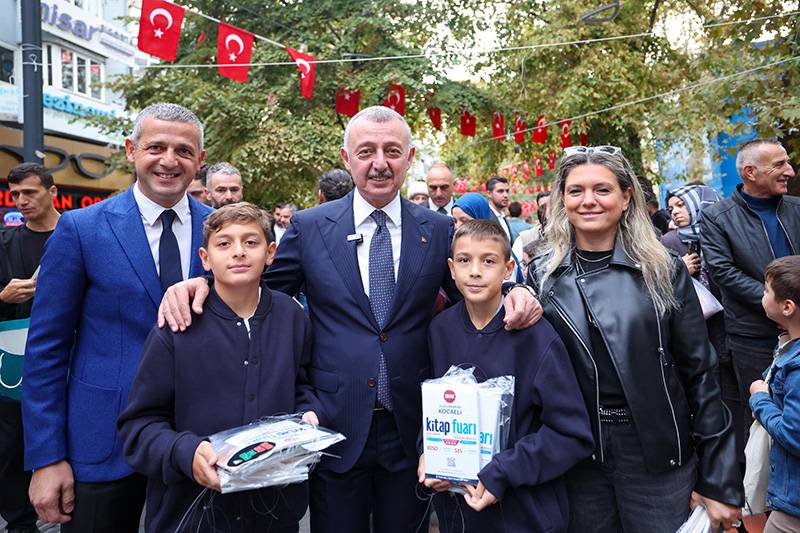 Kocaeli’de gelenek devam ediyor: Kitaplar ağaç dallarında okurlarla buluştu 2